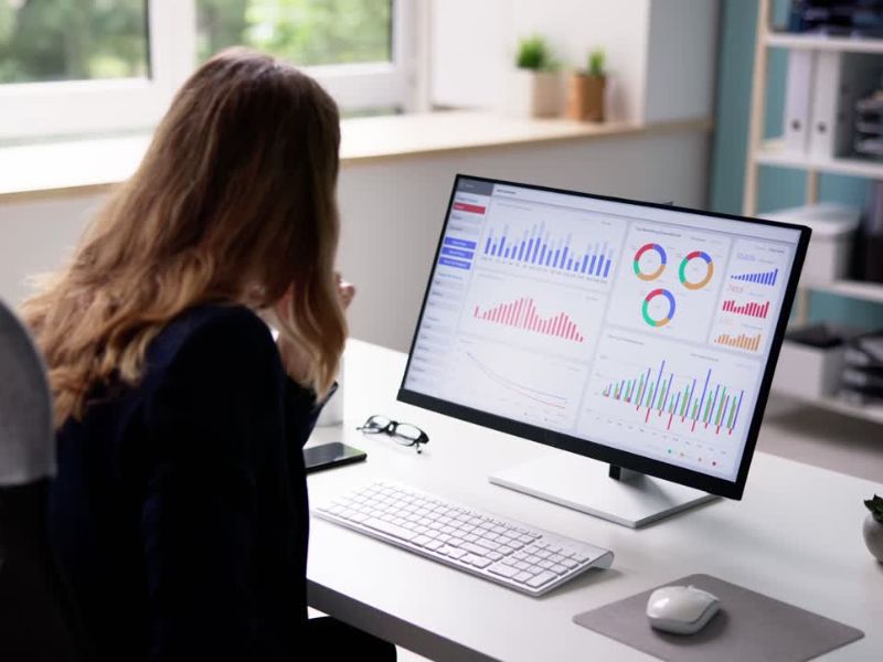 devojka koristi google analytics