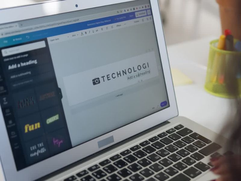 devojka pravi logo za sajt u canvi