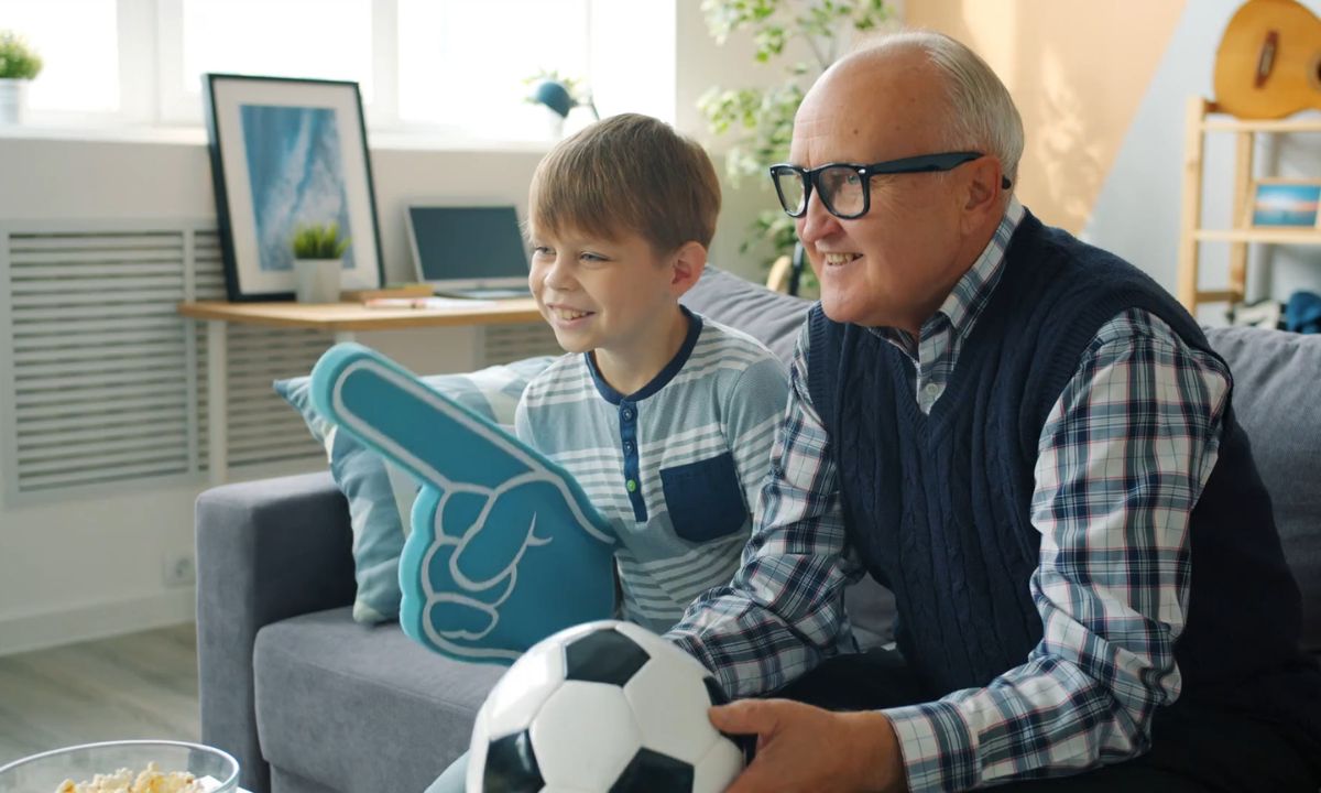 deka i unuk gledaju utakmicu na televizoru