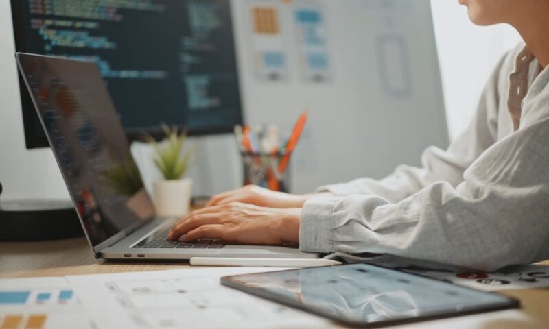 devojka radi kodove pri izradi vebsajta