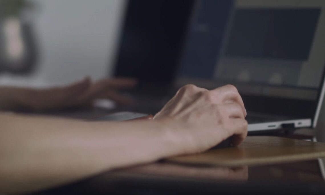 osoba koristi laptop