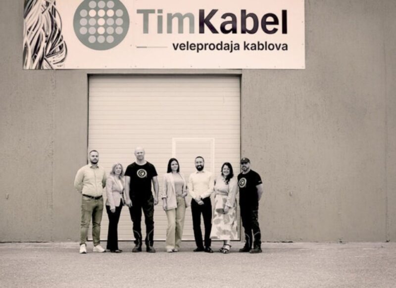 prikaz porodice koja stoji iza firme tim kabel