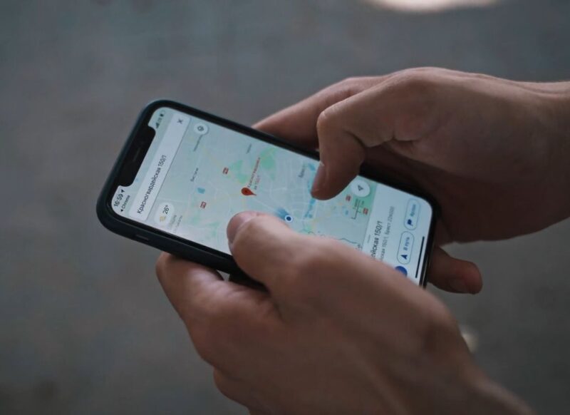 osoba koristi google maps preko telefona