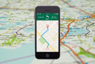 prikaz telefona na kom je google maps i mapa u pozadini
