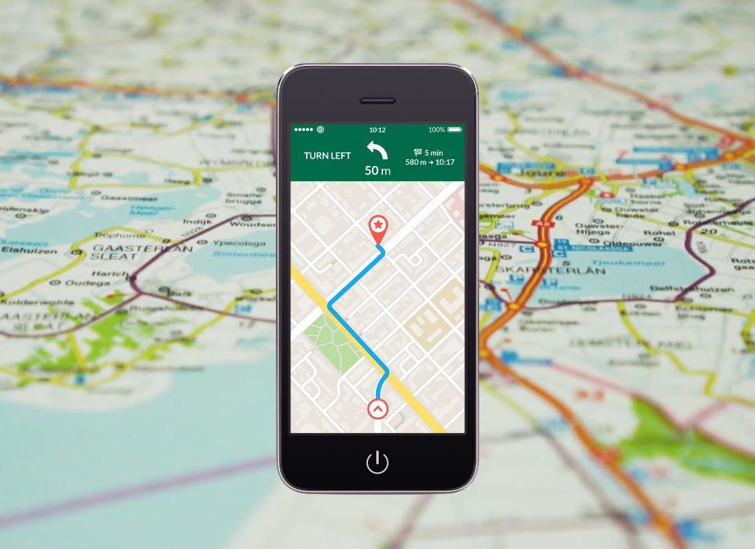 prikaz telefona na kom je google maps i mapa u pozadini