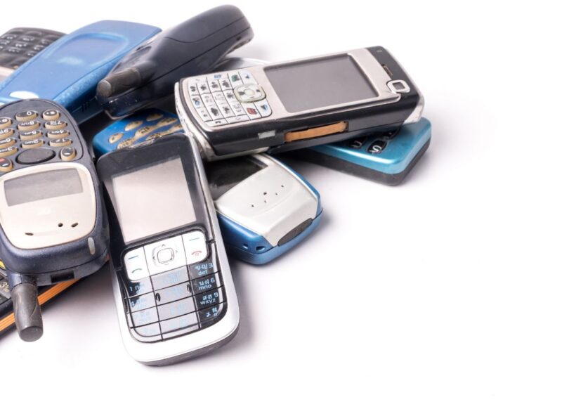 prikaz starijih modela mobilnih telefona