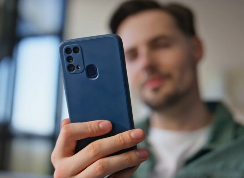 prikaz momka koji koristi mobilni telefon