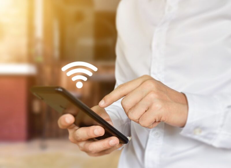 prikaz osobe koja koristi mobilni internet