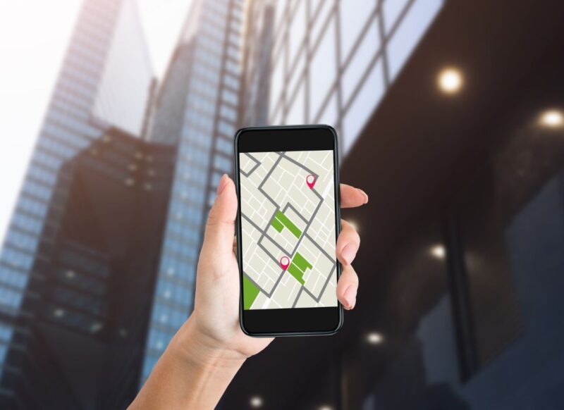 osoba koristi offline mapu