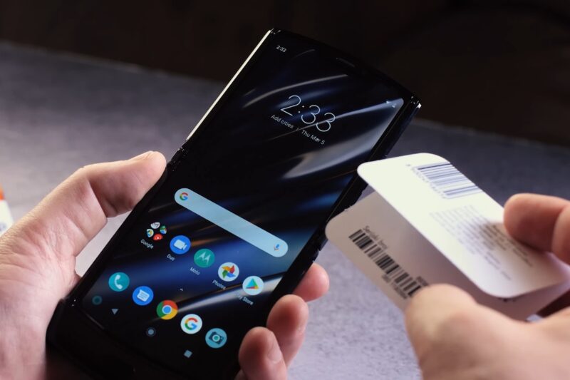 osoba podešava e sim na svom telefonu