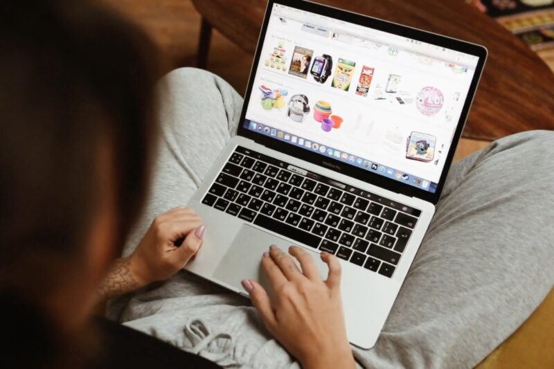 osoba lista sajt na laptopu