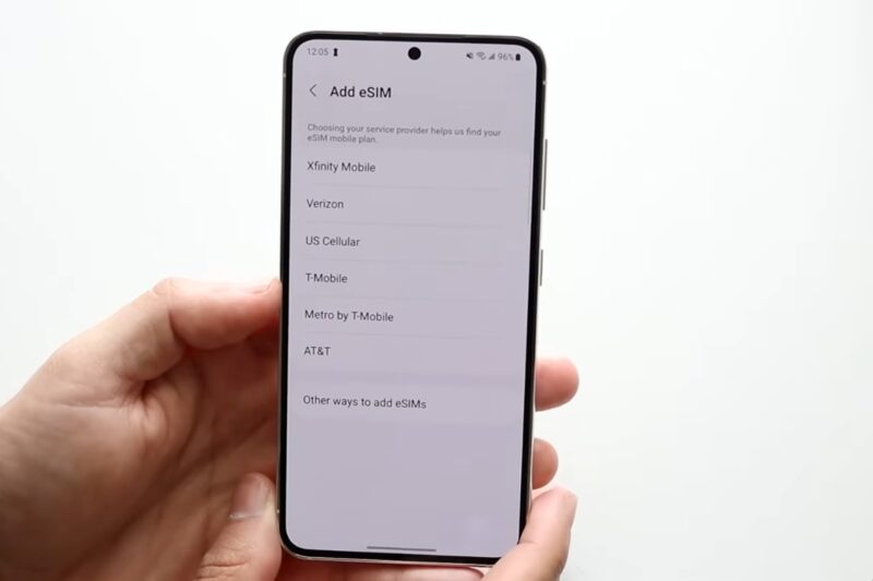 osoba podešava e sim