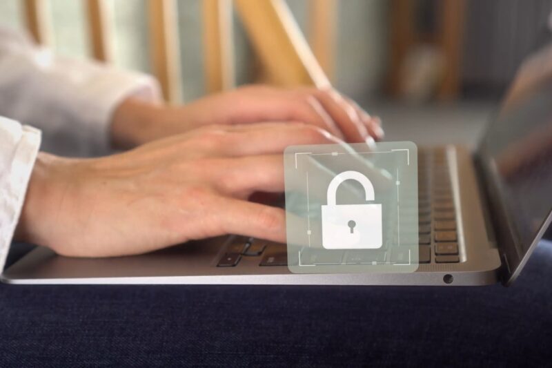 osoba koristi laptop sa VPN-om