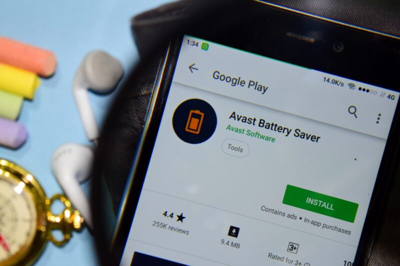 osoba skida aplikaciju za uštedu baterije