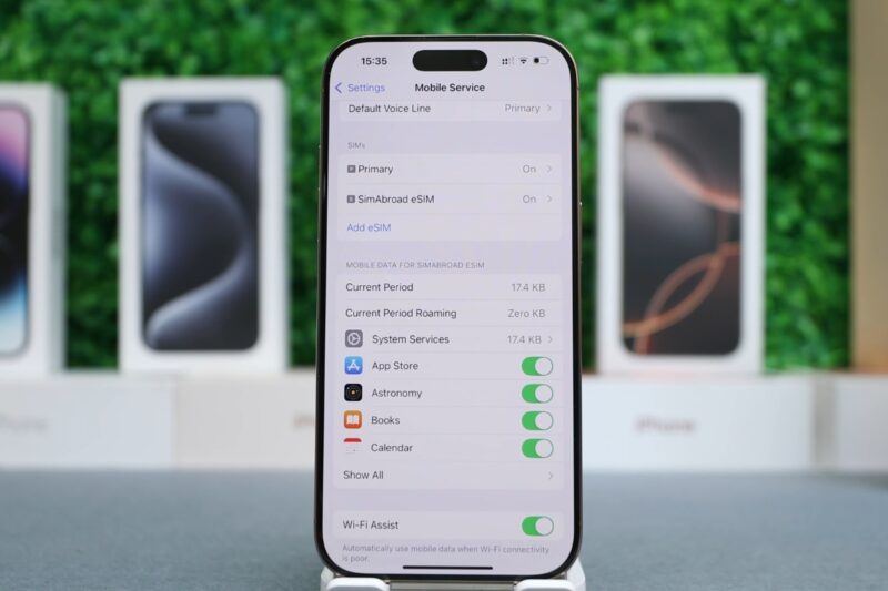 osoba instalira e sim na iphone telefonu