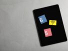tablet na kom su zalepljene etikete na kojima pise 5 i 6 i znak wifi sto simulira na wifi 5 i wifi 6