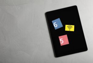tablet na kom su zalepljene etikete na kojima pise 5 i 6 i znak wifi sto simulira na wifi 5 i wifi 6