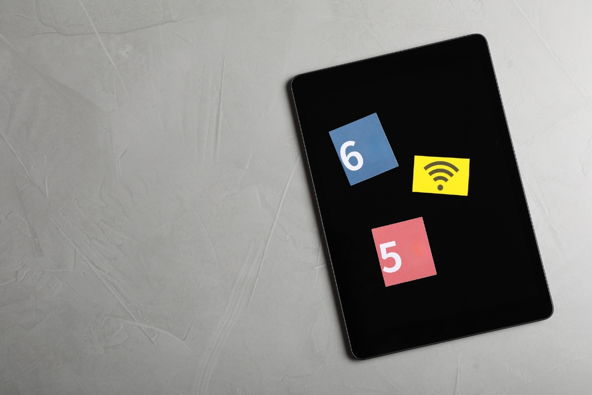 tablet na kom su zalepljene etikete na kojima pise 5 i 6 i znak wifi sto simulira na wifi 5 i wifi 6
