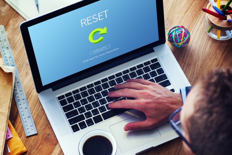 prikaz laptopa koji se resetuje