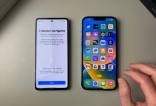 osoba koristi iphone i android telefon