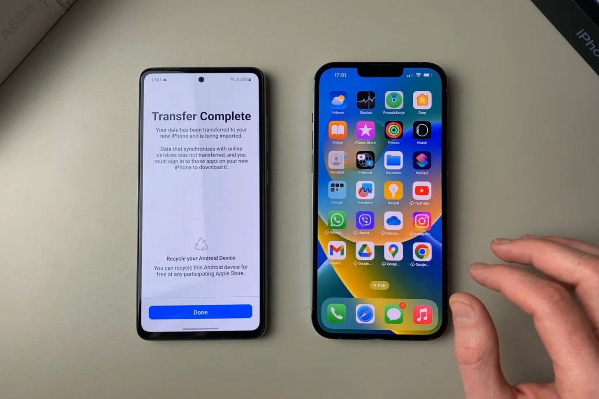 osoba koristi iphone i android telefon