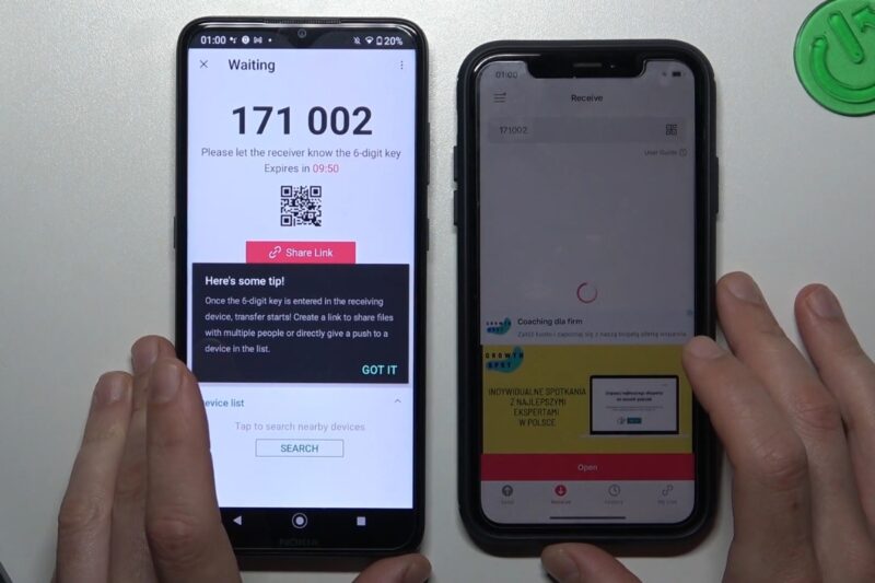 osoba koristi iphone i android telefon
