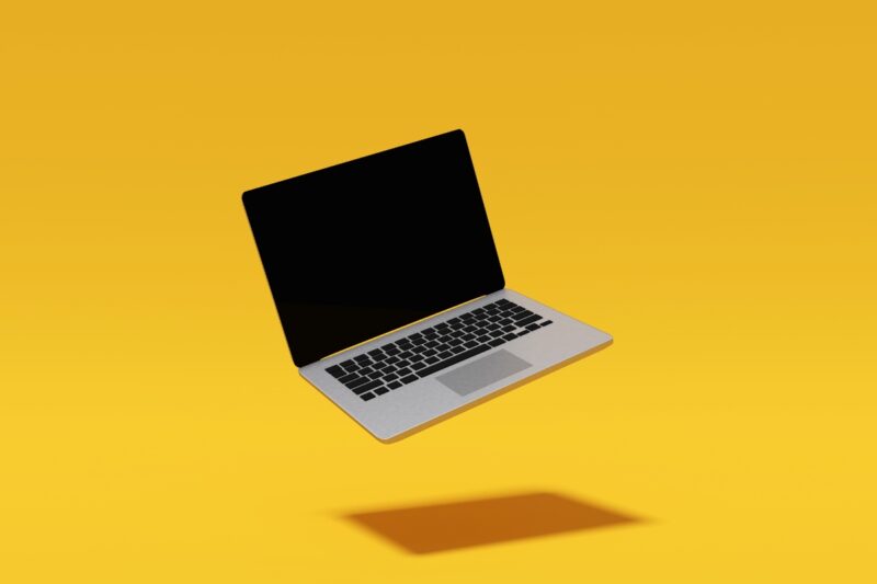 laptop na žutoj pozadini