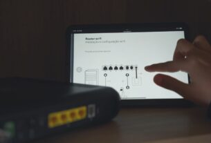 osoba podešava wifi signal