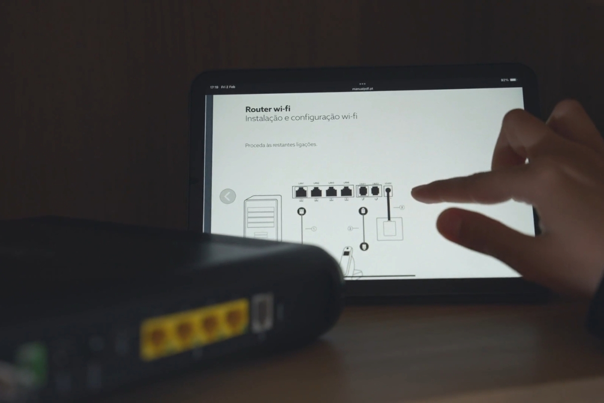 osoba podešava wifi signal