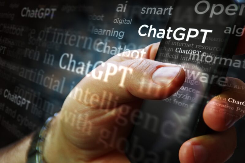 chatgpt prikaz i ruka u kojoj je telefon