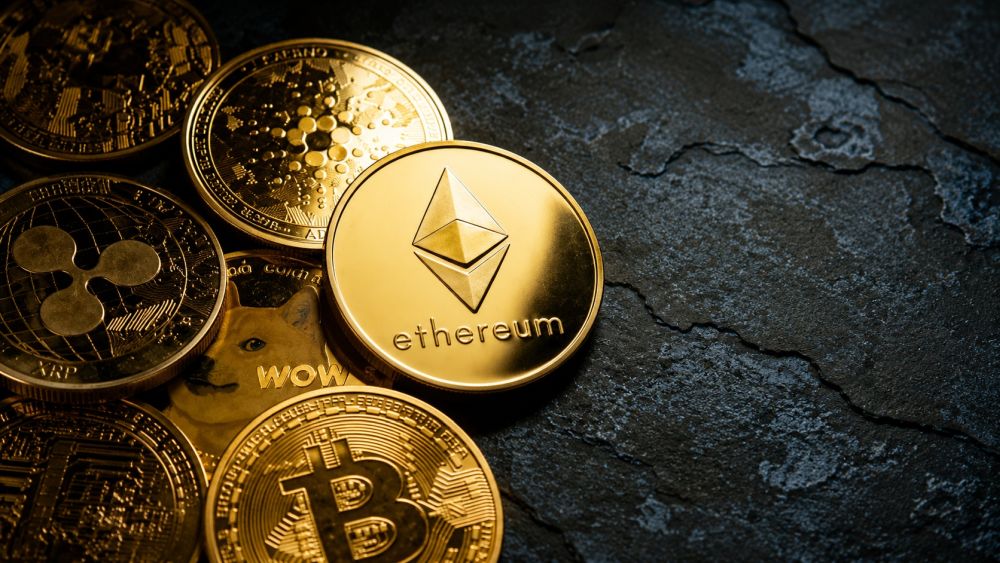 Različite kriptovalute poput Bitcoina i Ethereuma prikazane na tamnoj podlozi