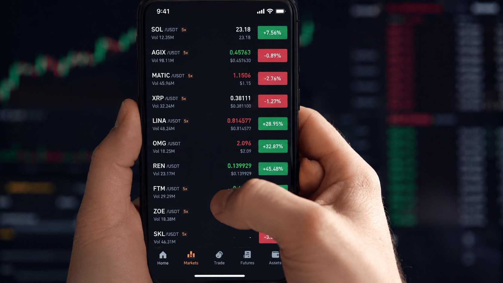 Osoba prati cene i kretanja kriptovaluta na mobilnoj aplikaciji za trgovanje