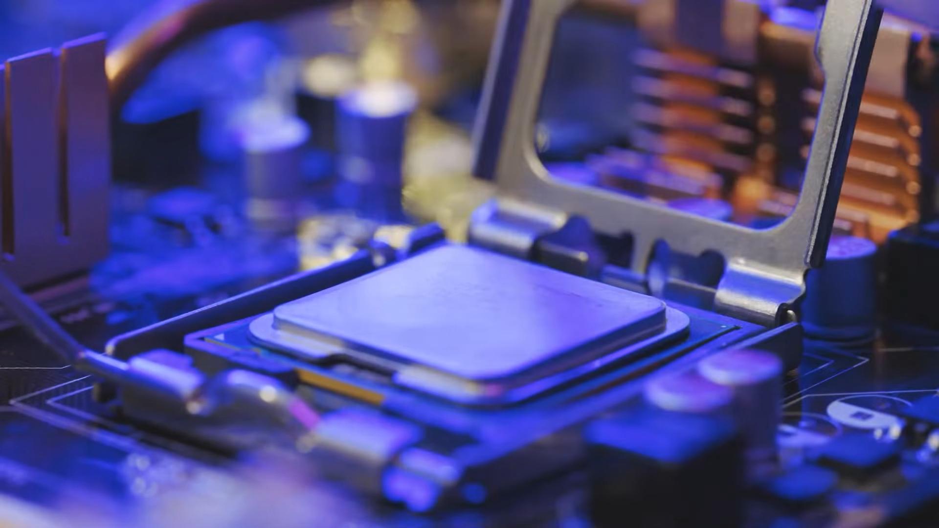 Procesor u CPU ležištu na matičnoj ploči