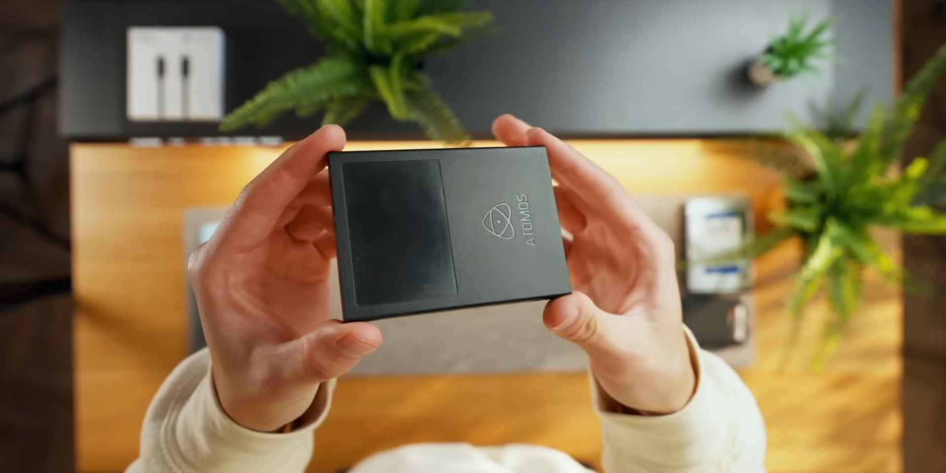 Osoba drži SSD disk u rukama