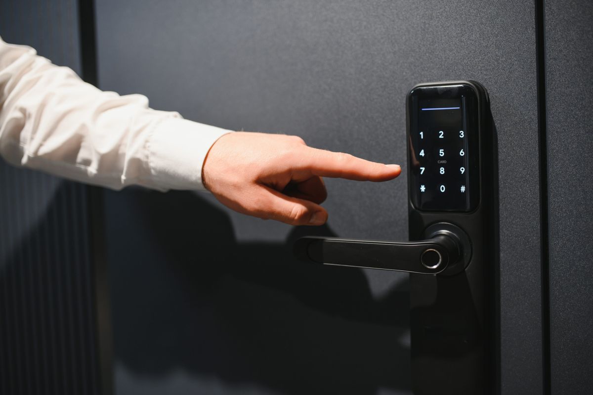Pametna brava za stan sa tastaturom za unos šifre